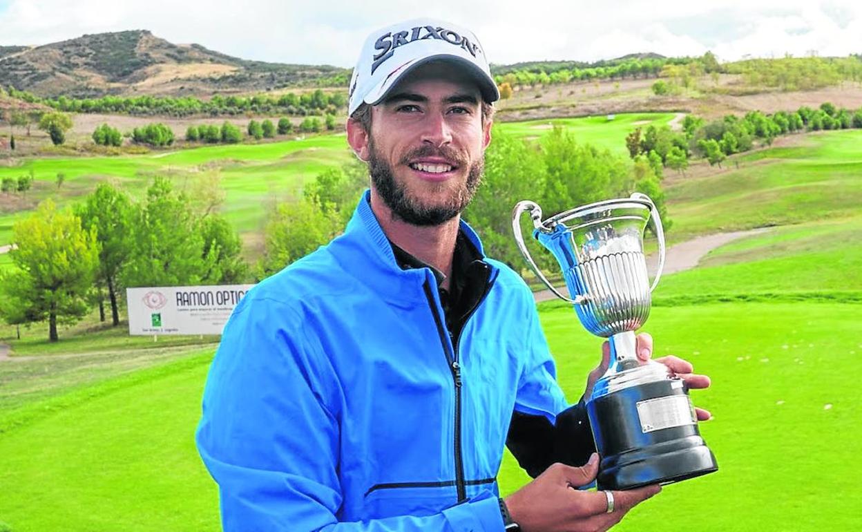 Lucas Vicarisas posa con el trofeo que le acredita como campeón de España 2020, con el hoy 1 y el 10 a sus espaldas. 