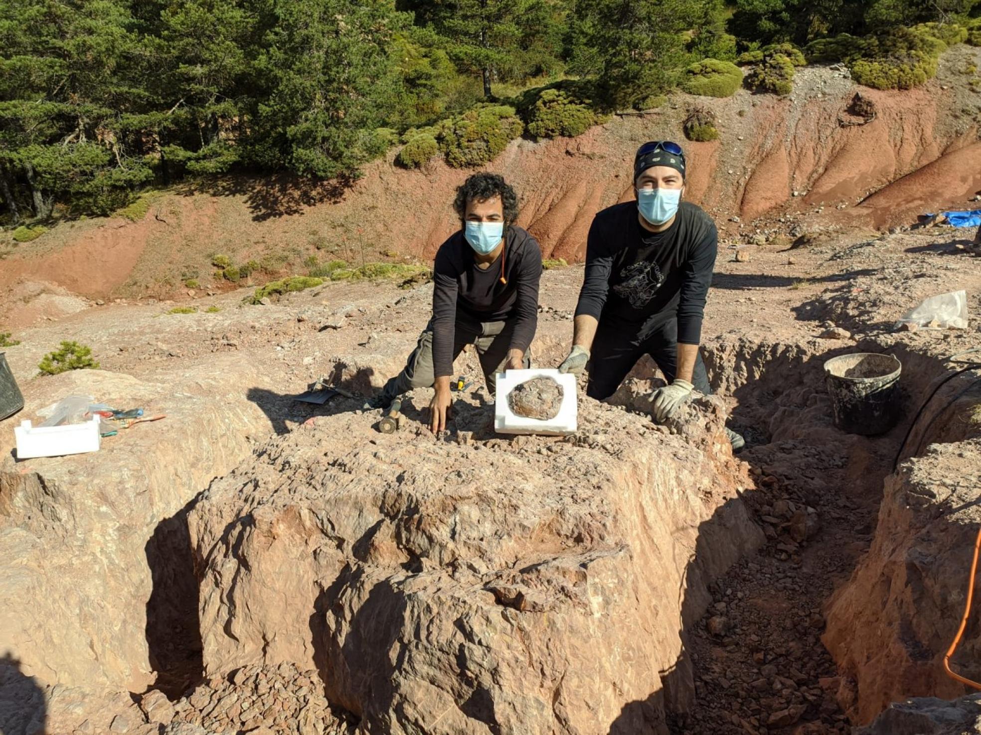 Lope Ezquerro y Eduardo Medrano, en el yacimiento de Loarre (Huesca). 