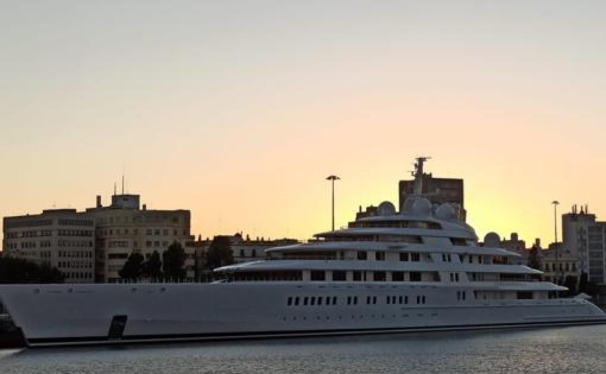 Un imagen de Cádiz a punto de anochecer con el yate Azzam anclado en su puerto. 