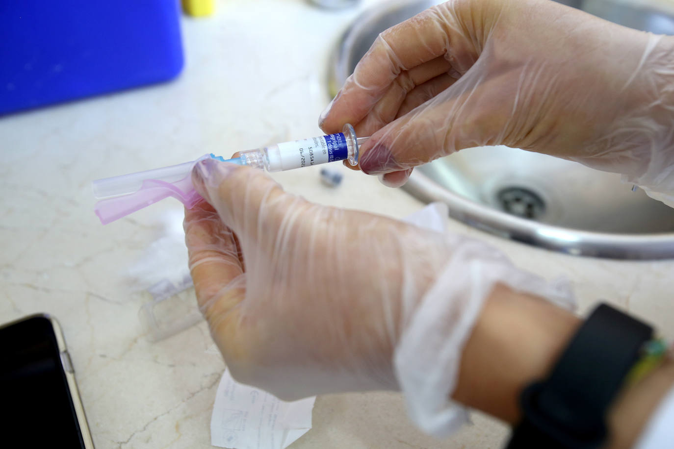 Paciente que acude a su centro de salud para ponerse la vacuna contra la gripe.