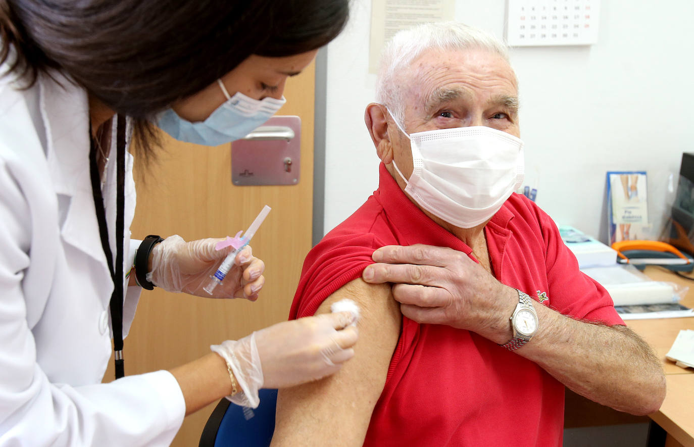 Paciente que acude a su centro de salud para ponerse la vacuna contra la gripe.
