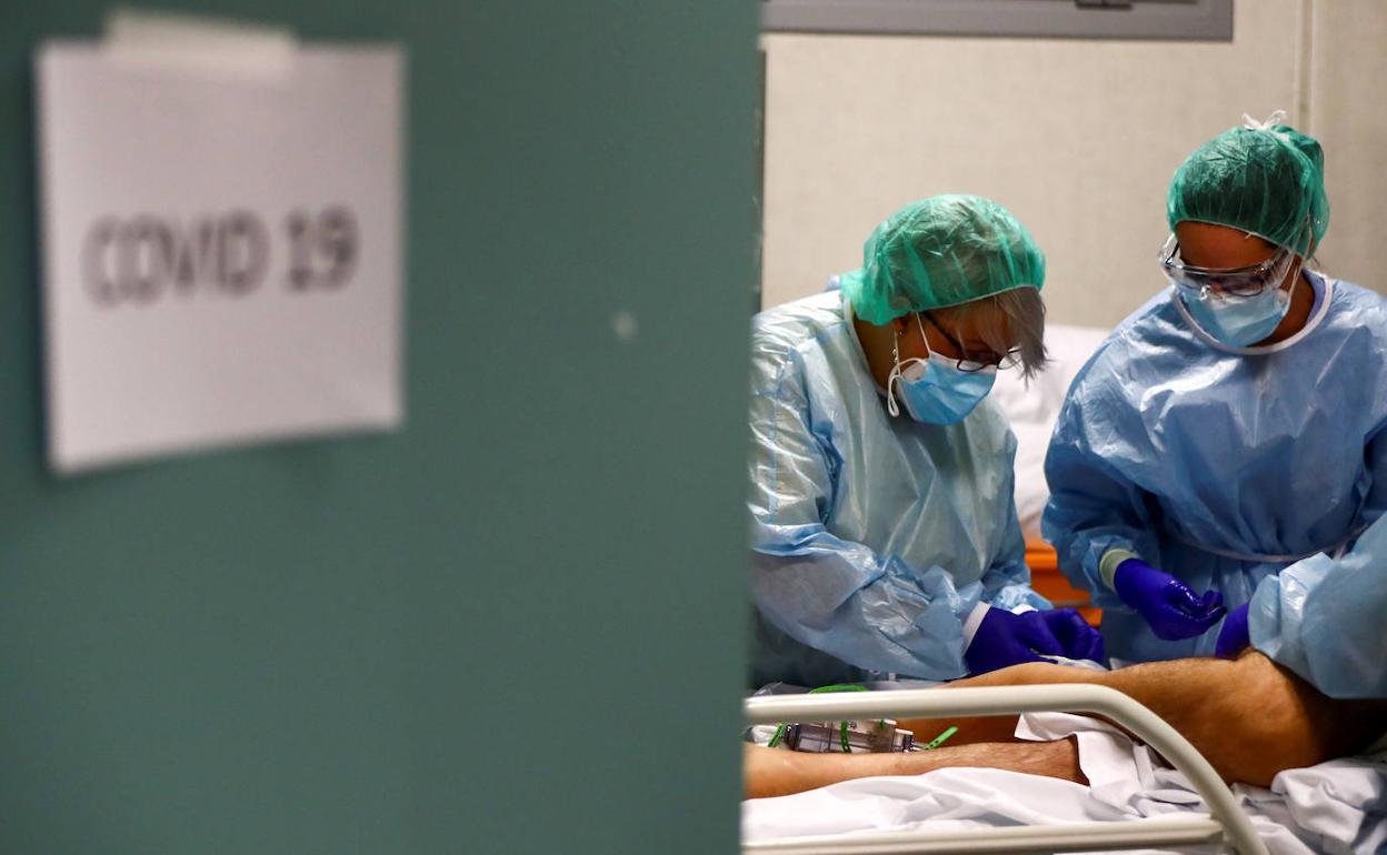 Profesionales sanitarios, con un paciente de covid en un hospital de Madrid.