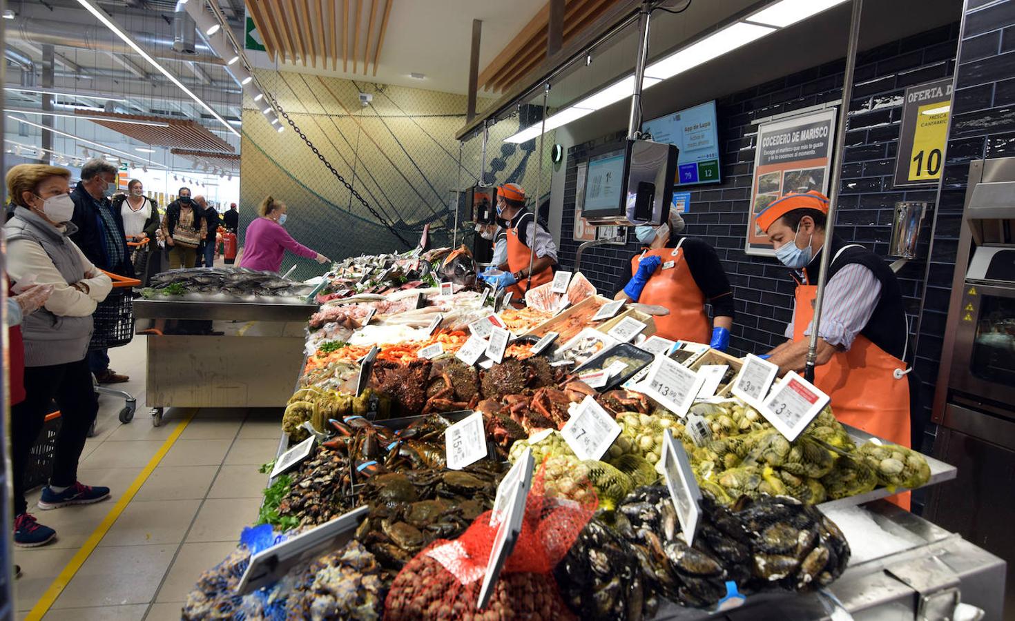 Amplia variedad de productos tras la inauguración del supermercado.