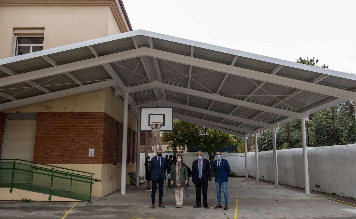 El consejero de Educación, Cultura, Deporte y Juventud, Pedro Uruñuela; y los directores generales de Gestión Educativa, Emilio Izquierdo, y de Formación Profesional, Félix Alonso, visitan las obras concluidas de mantenimiento de diferentes centros educativos riojanos 