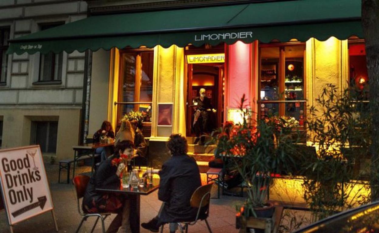 Personas en la terraza de un bar en Berlín