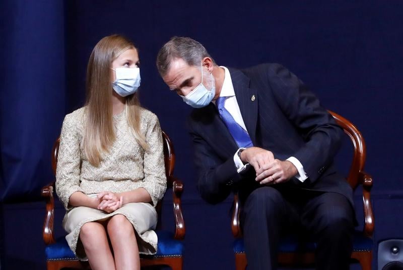 El rey Felipe VI y la princesa Leonor durante la ceremonia de entrega.