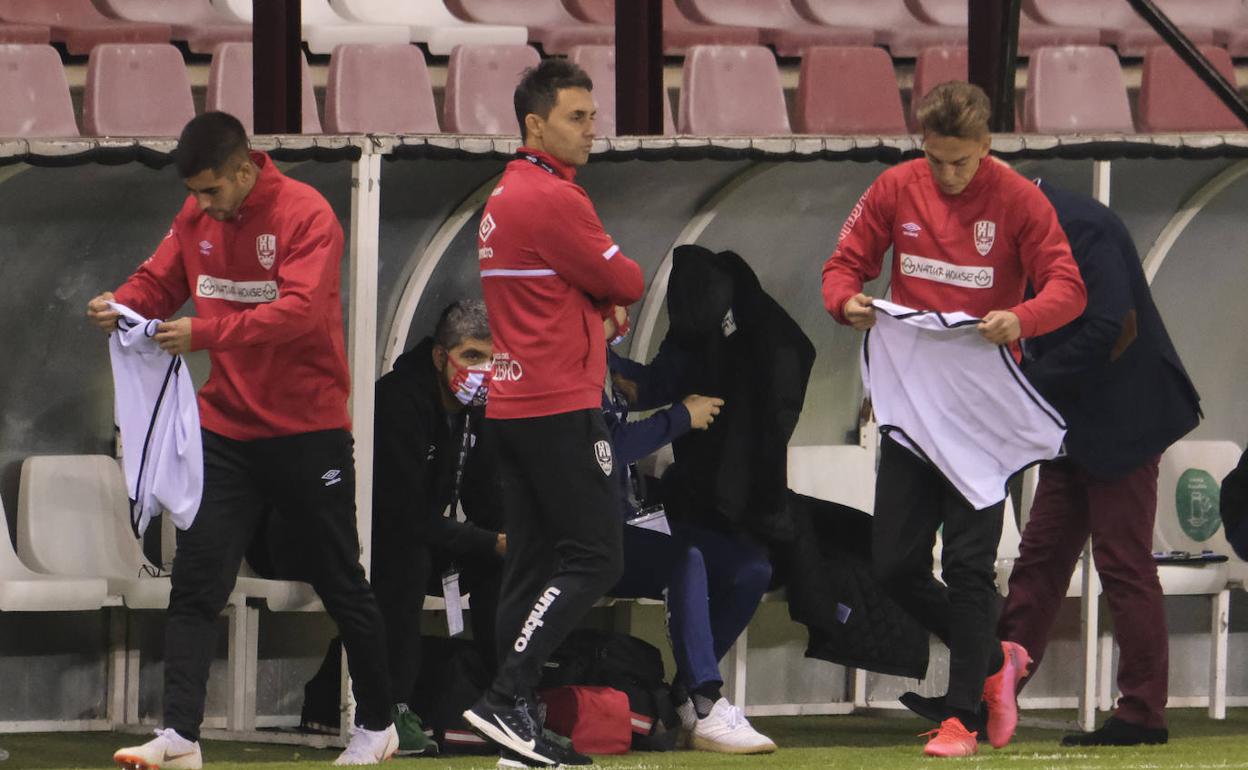 Sergio Rodríguez sigue el partido mientras salen a calentar Roni y Paulino.