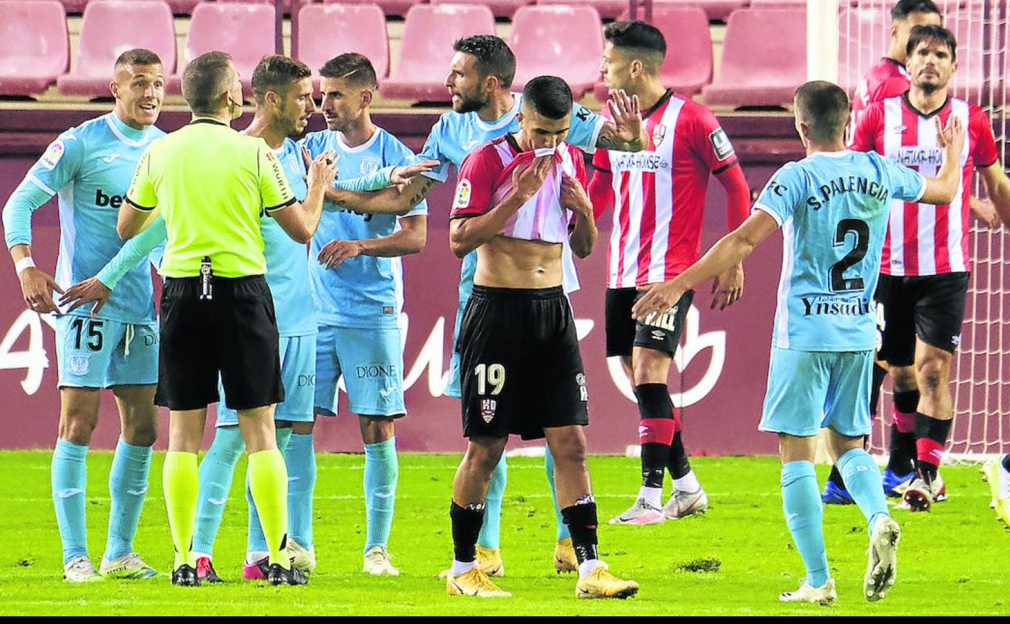 Los jugadores del Leganés rodean a Iglesias Villanueva pidiendo mano de Andy y penalti. Insistieron hasta que el colegiado fue al VAR y decretó el penalti que acabó dándoles la victoria y los tres puntos.