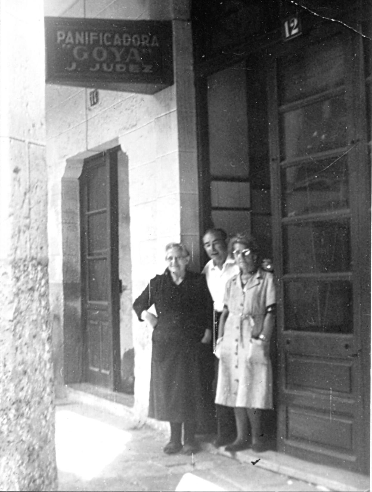 La abuela Goya, con unos primos, en la puerta de la panadería. 