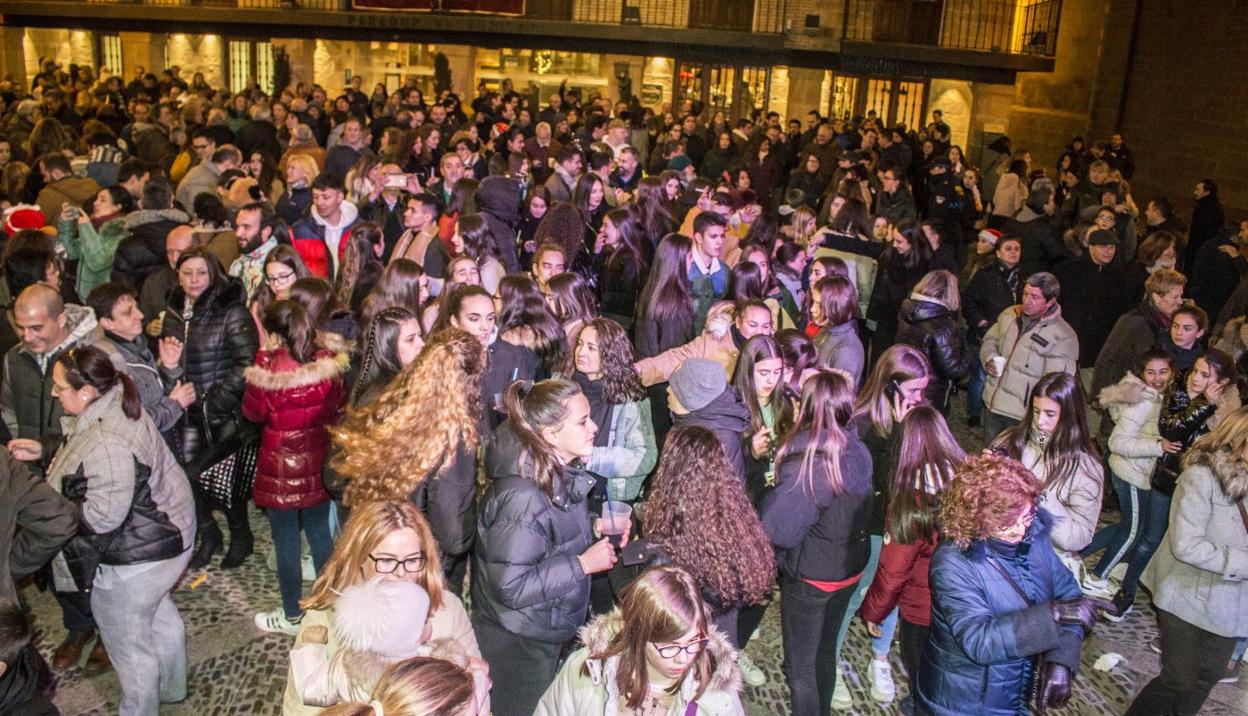 Una escena imposible este año: la despedida del año 'Campanadas calceatenses'. 