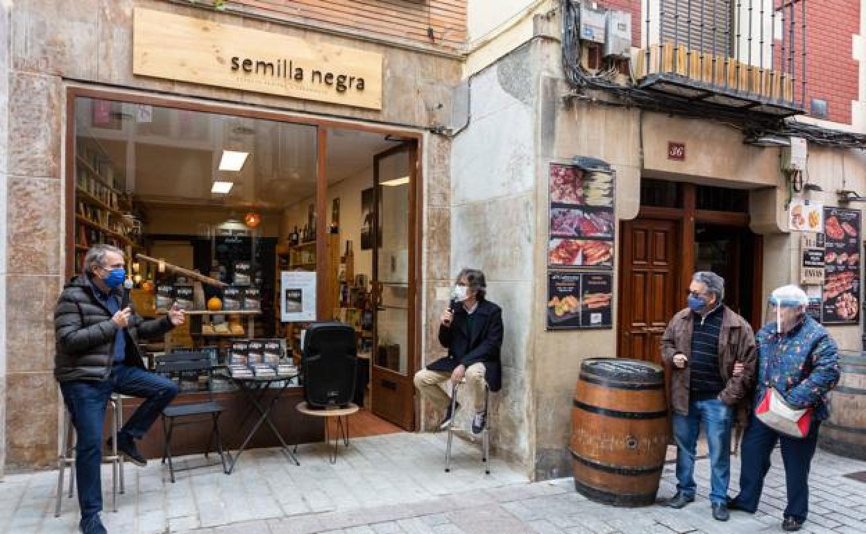 Jorge Alacid y Bernardo Sánchez, durante el diálogo que protagonizaron ayer en la librería Semilla Negra. 