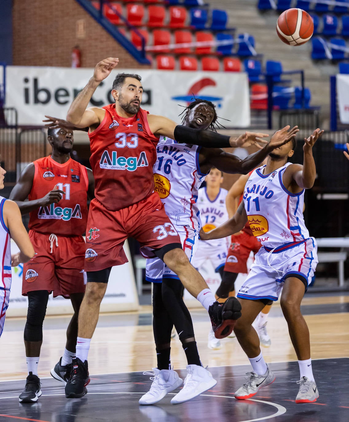 Los riojanos sucumbieron en el tramo final del duelo