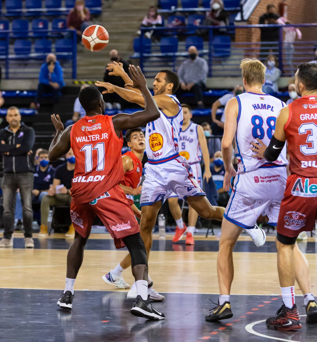 Los riojanos sucumbieron en el tramo final del duelo