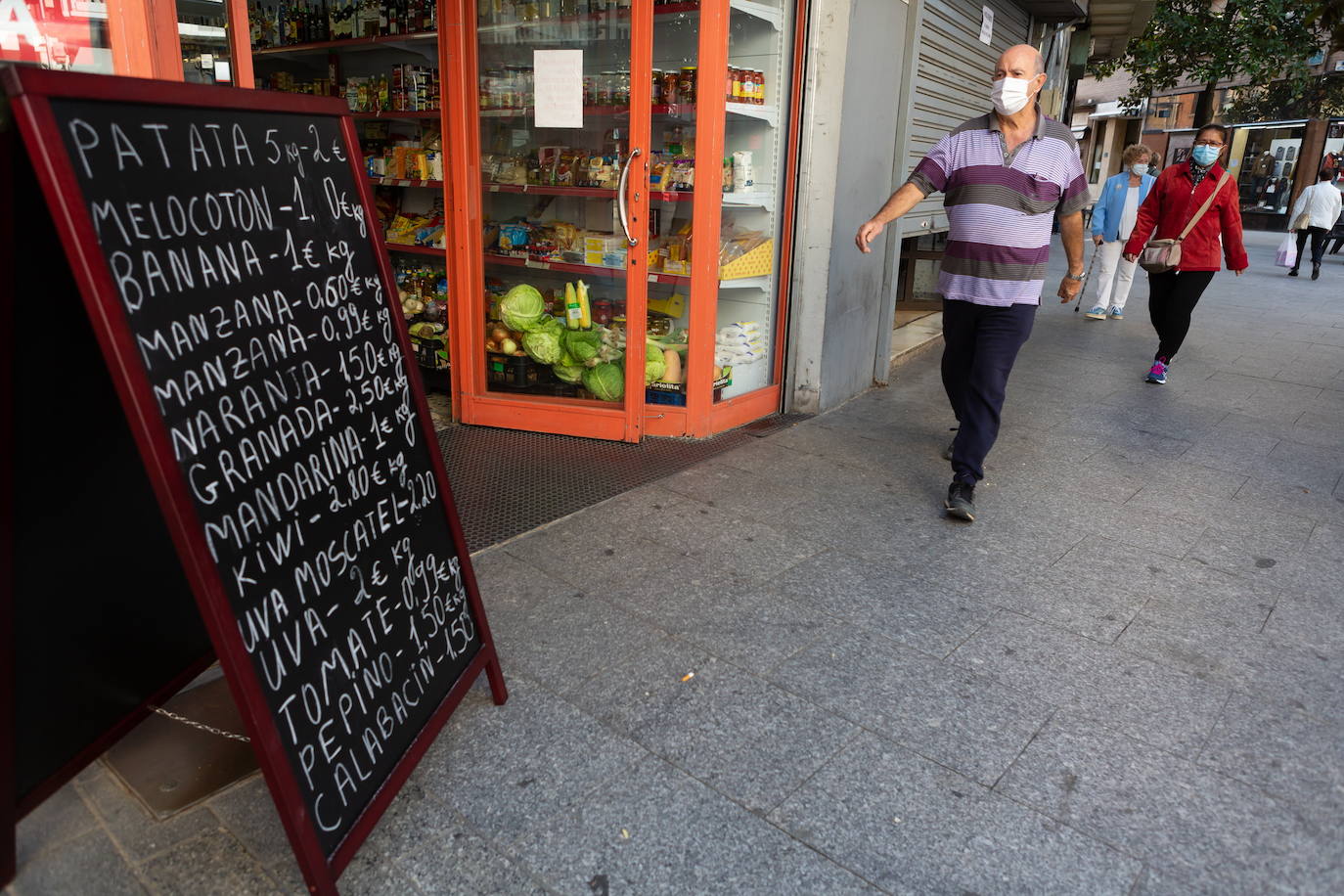 Ciudadanos paseando por las calles de Arnedo.