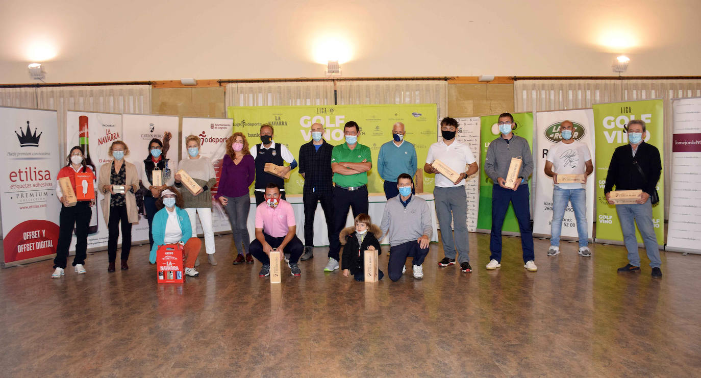 Los ganadores del Torneo de Bodegas Carlos Moro, de la Liga de Golf y Vino, recibieron sus premios.