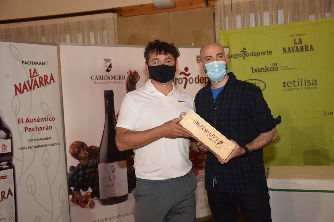 Los ganadores del Torneo de Bodegas Carlos Moro, de la Liga de Golf y Vino, recibieron sus premios.