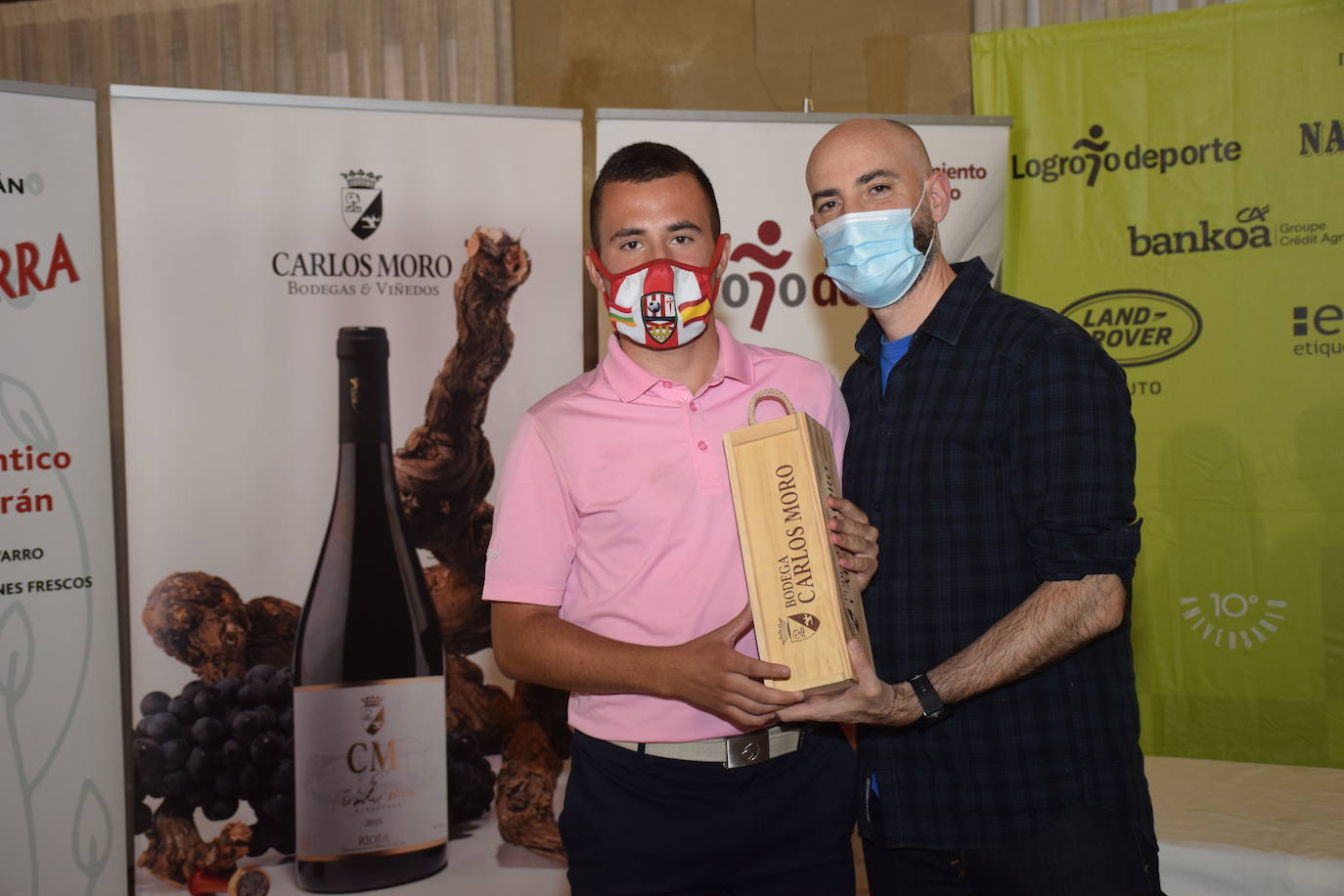 Los ganadores del Torneo de Bodegas Carlos Moro, de la Liga de Golf y Vino, recibieron sus premios.