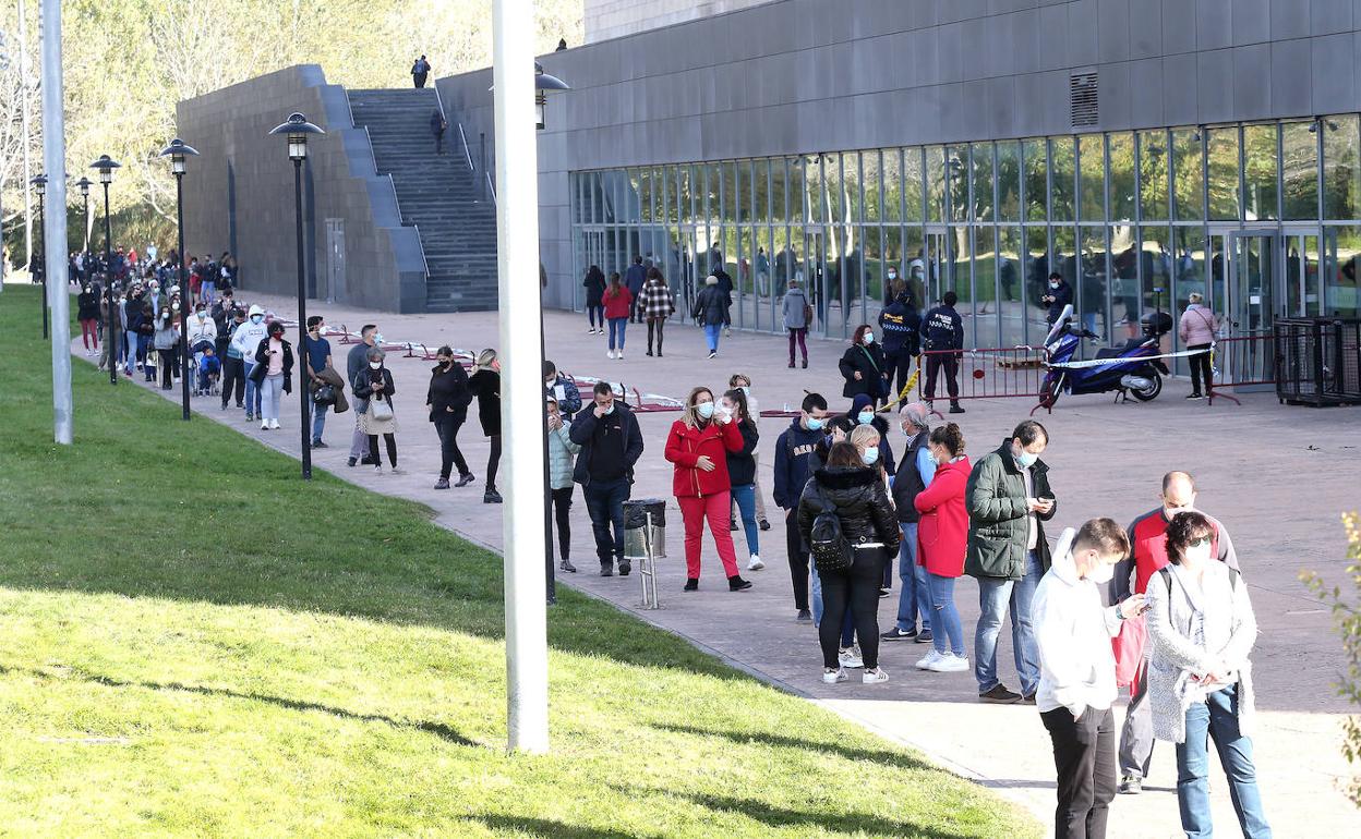 Personas esperando su turno junto a Riojafórum, este lunes. 