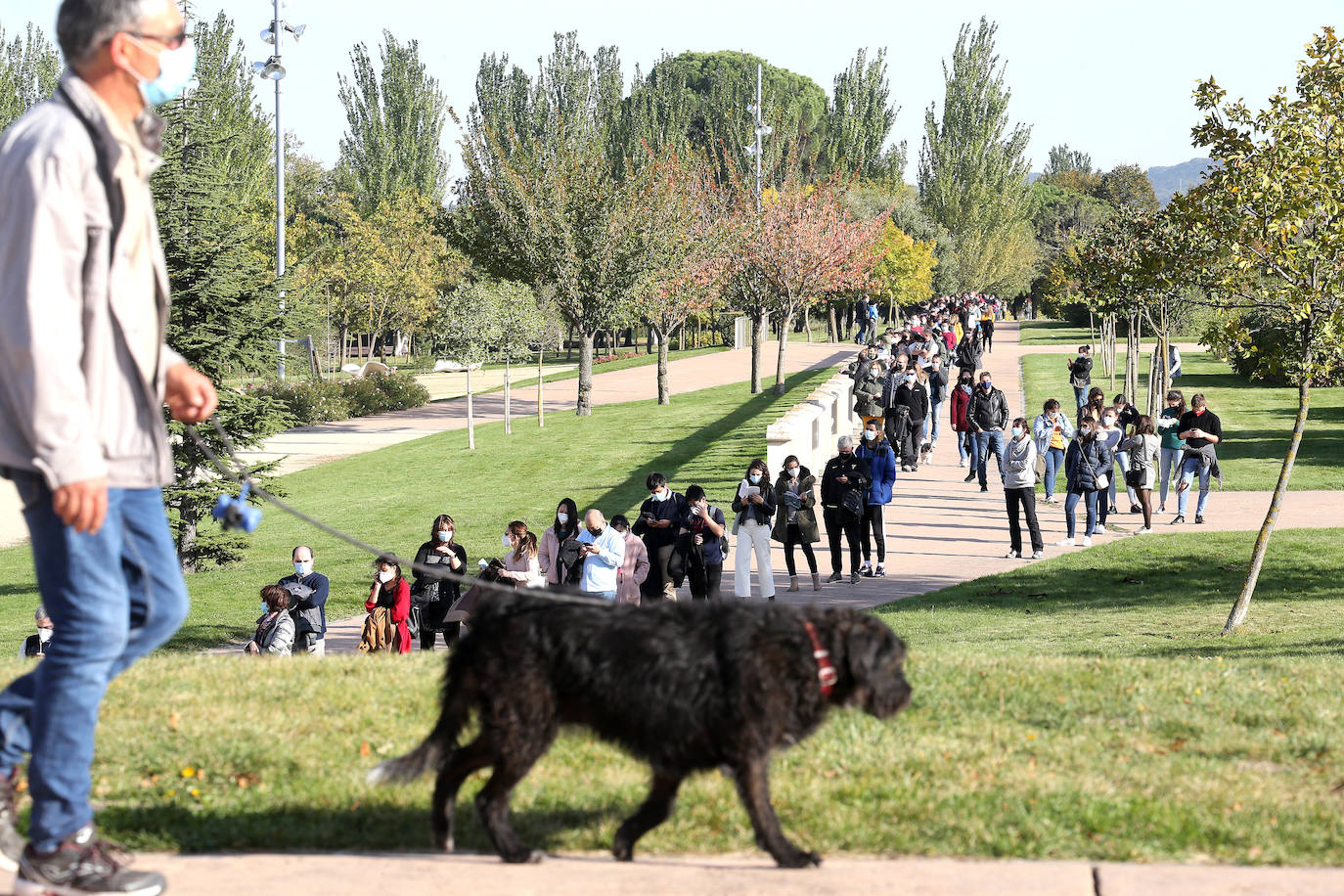 El cribado que se está realizando en Logroño para detecar asintomáticos por COVID-19 está generando largas colas desde el pasado viernes.