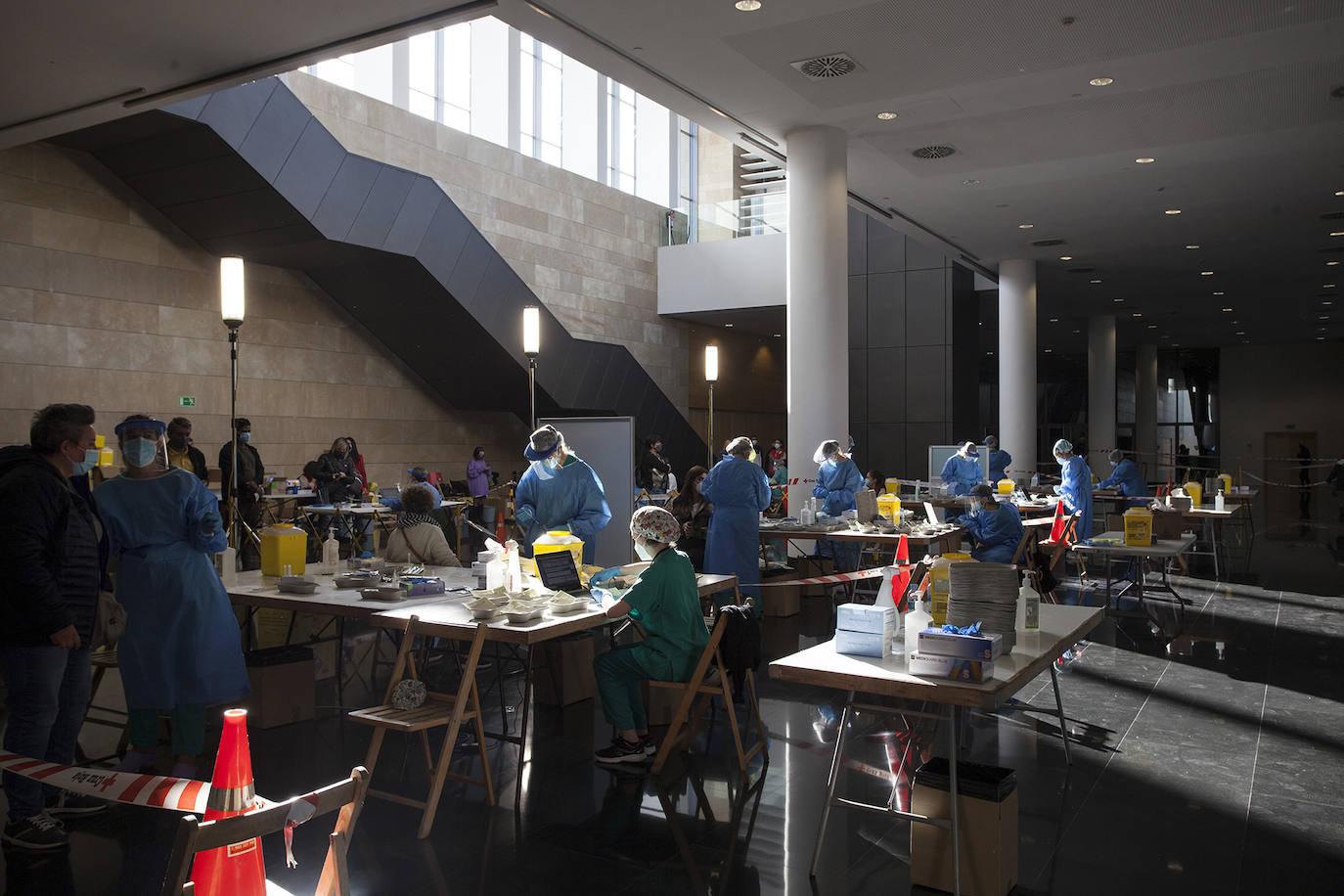 El cribado que se está realizando en Logroño para detecar asintomáticos por COVID-19 está generando largas colas desde el pasado viernes.