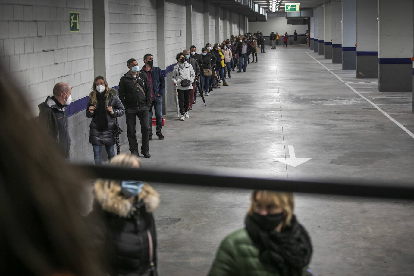 Filas de espera en el interior del aparcamiento del Riojafórum.