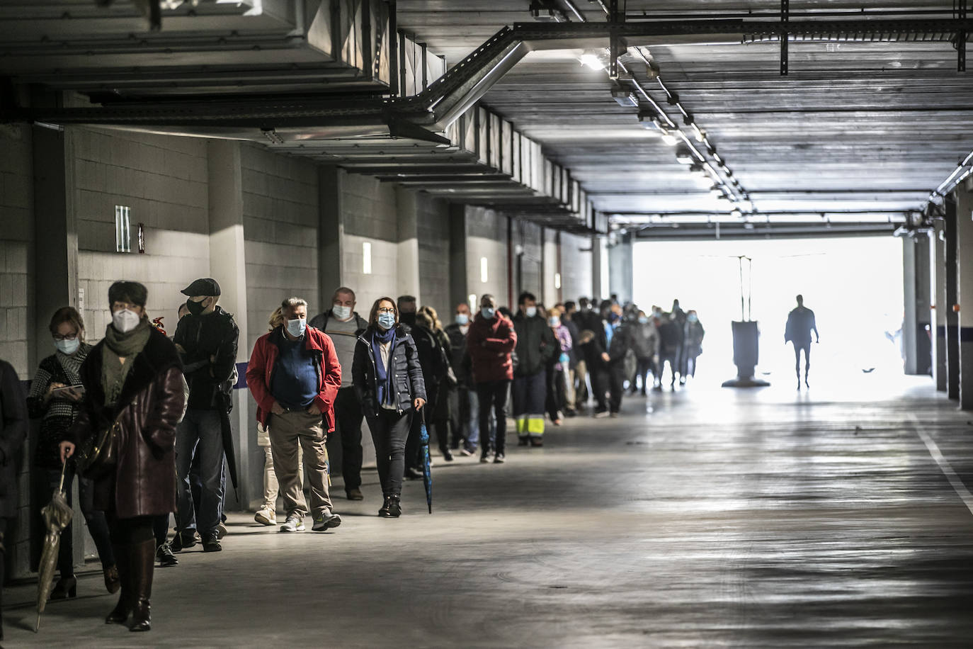 Filas de espera en el interior del aparcamiento del Riojafórum.