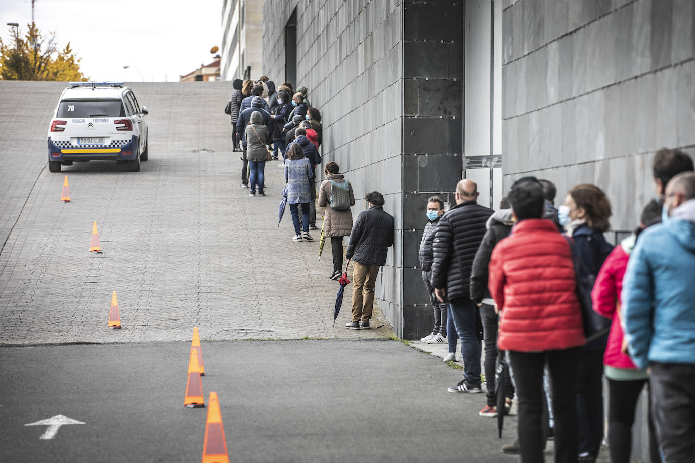 Filas de espera en el interior del aparcamiento del Riojafórum.