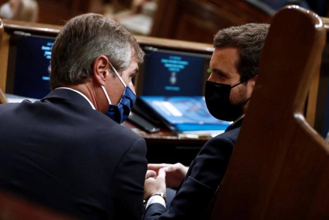 El líder del PP, Pablo Casado (d) conversa con su vicesecretario de organización Territorial, Antonio González Terol.