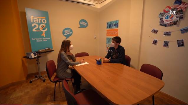 María Soto, psicóloga de FARO junto a Miguel Serrano, usuario de la asociación.