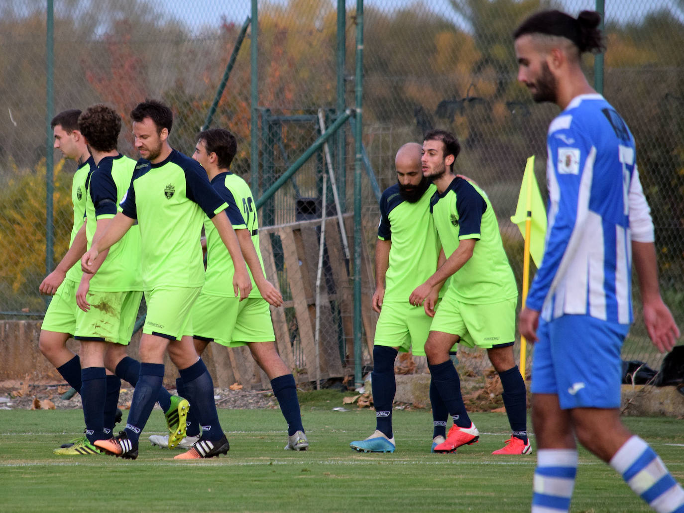 Los jugadores del Agoncillo celebran uno de sus goles. 