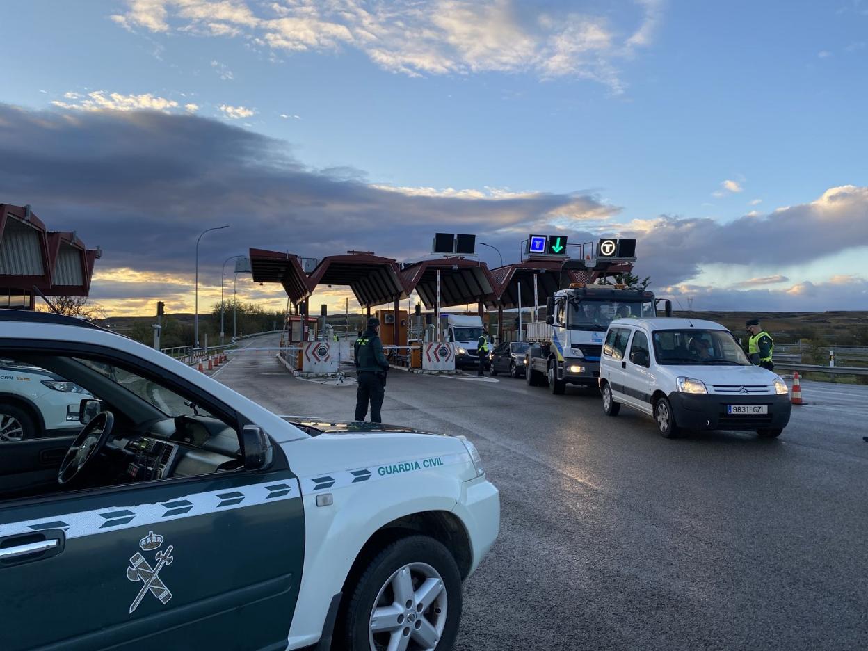 Efectivos de la Guardia Civil controlaban los accesos a Haro desde el amanecer, donde prácticamente no se registraron retenciones. 