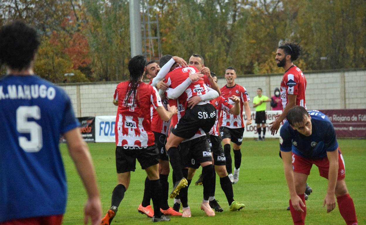 Los jugadores de la SD Logroñés celebran uno de sus goles. 