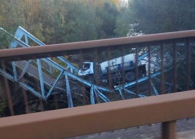 Imagen secundaria 1 - El puente histórico de Arenzana se hunde al paso de un camión del Gobierno de La Rioja