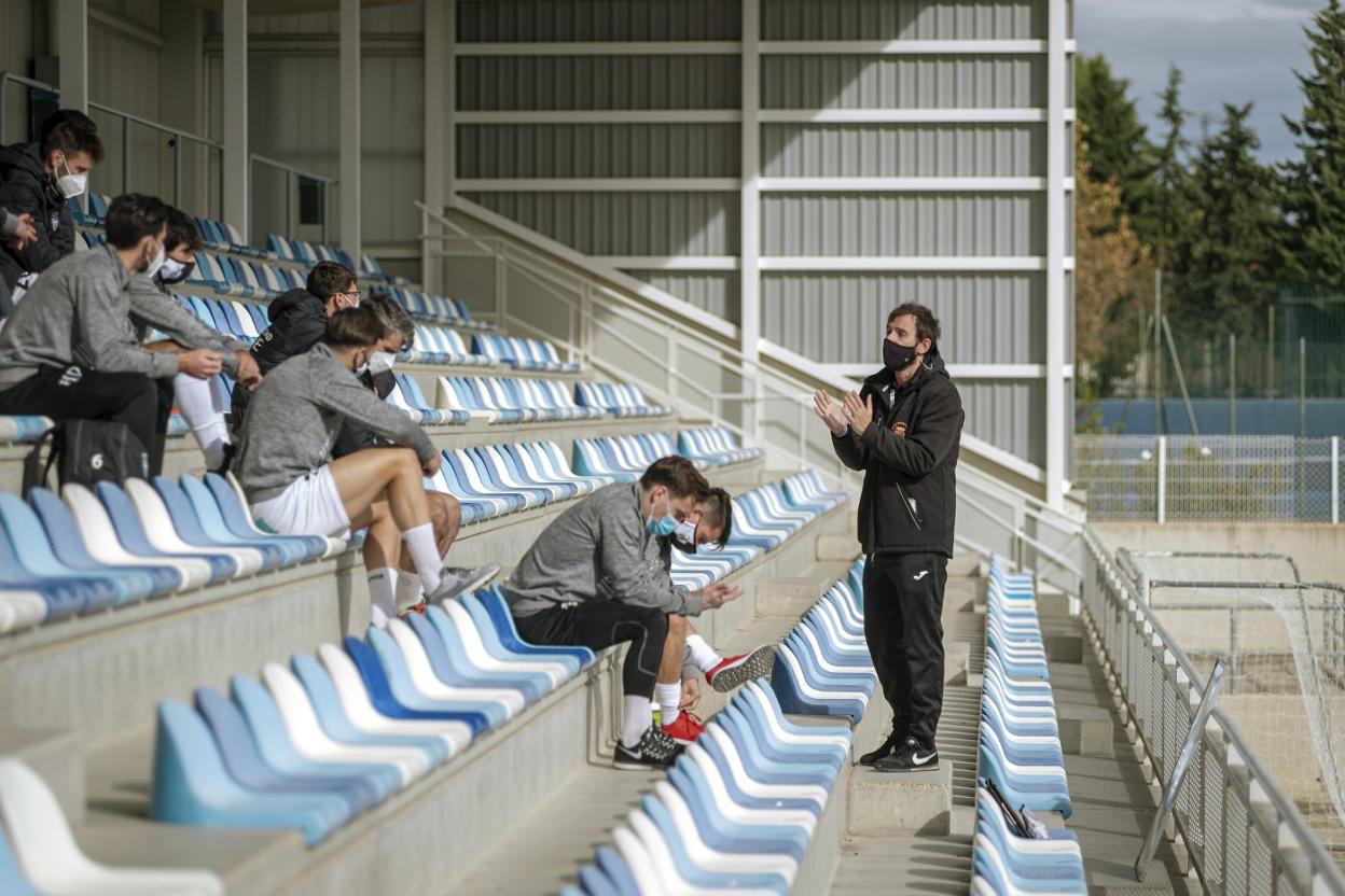 Aitor Calle da instrucciones a los suyos en la grada del Municipal de Ejea de los Caballeros. 