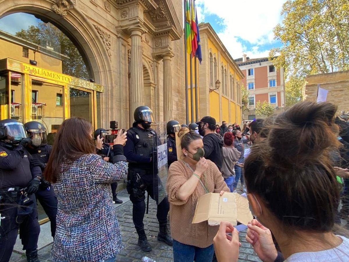 Doscientas personas se han concentrado este miércoles para protestar por el cierre de los establecimientos hosteleros en Logroño y Arnedo