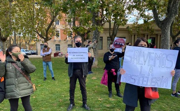 Galería. Concentración de protesta por el cierre de la hostelería