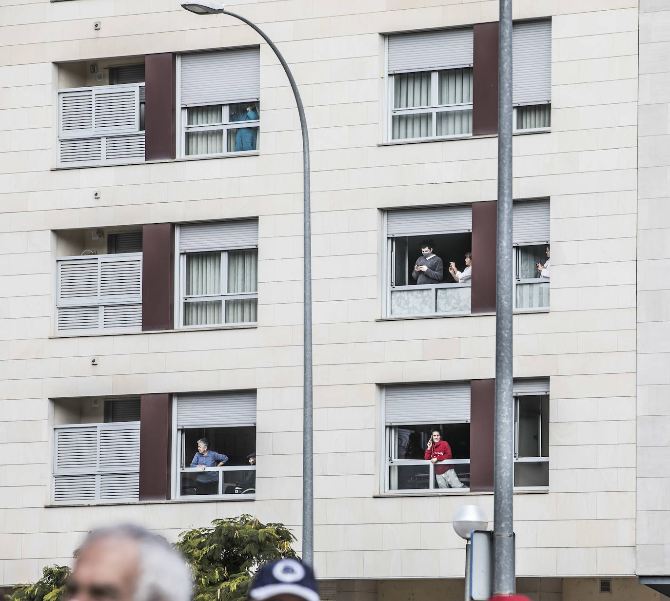 Fotos: Distancia, aplausos, balcones y mascarillas en la Vuelta en Logroño