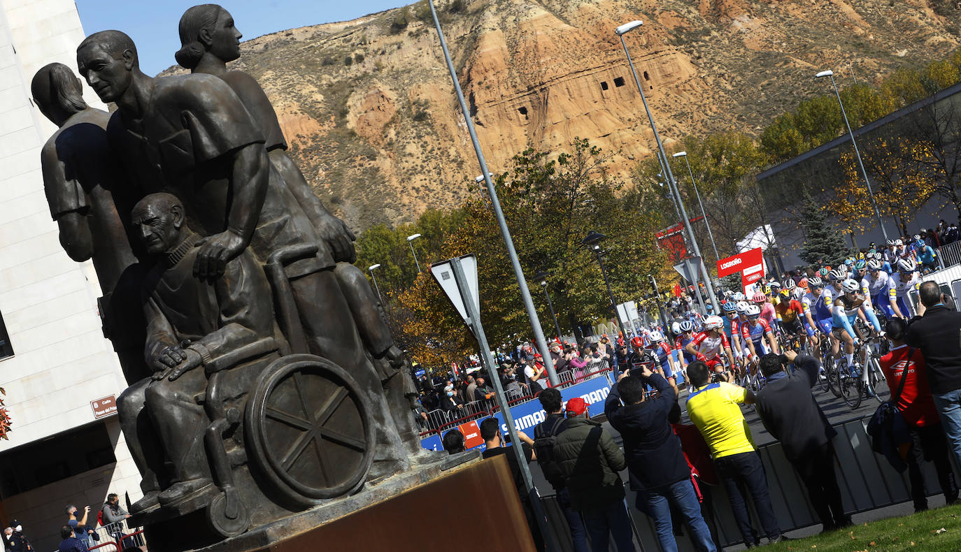 Fotos: Distancia, aplausos, balcones y mascarillas en la Vuelta en Logroño