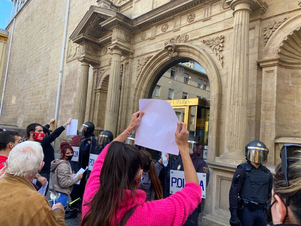 Doscientas personas se han concentrado este miércoles para protestar por el cierre de los establecimientos hosteleros en Logroño y Arnedo