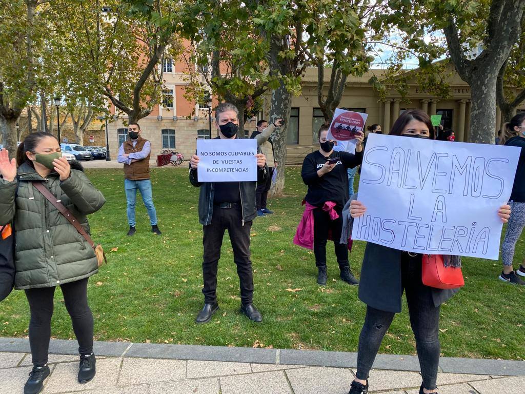 Doscientas personas se han concentrado este miércoles para protestar por el cierre de los establecimientos hosteleros en Logroño y Arnedo