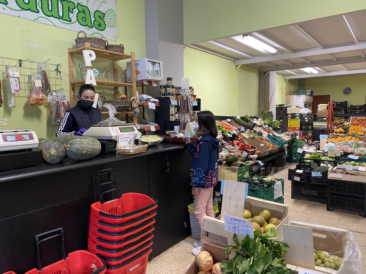 Clienta y dependienta en el establecimiento jarrero 'Hiper frutas y verduras' de la plaza Castañares de Rioja. 