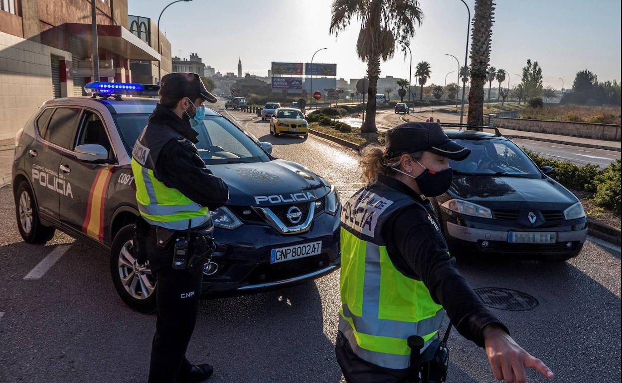 Una patrulla de la Policía Nacional controla, este jueves, las entradas y salidas de Manacor (Mallorca).