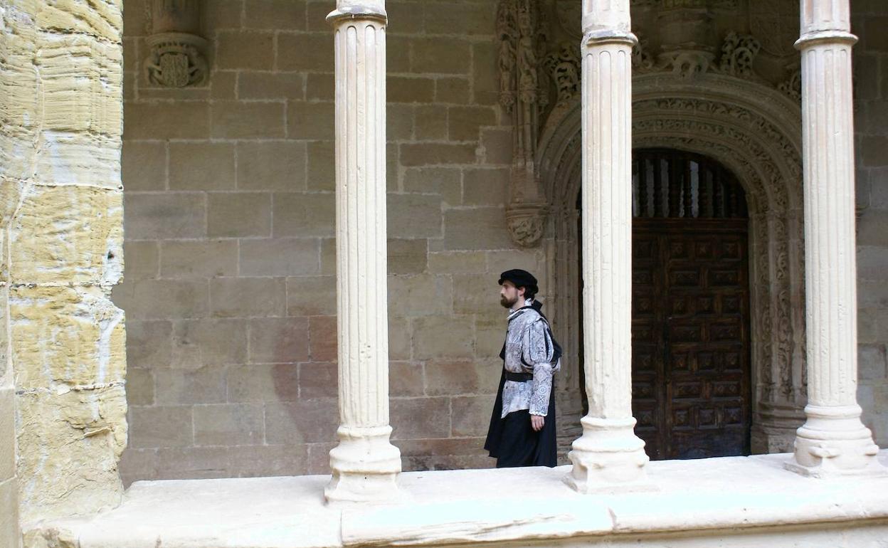 Uno de los figurantes que forma parte de la grabación en el claustro.