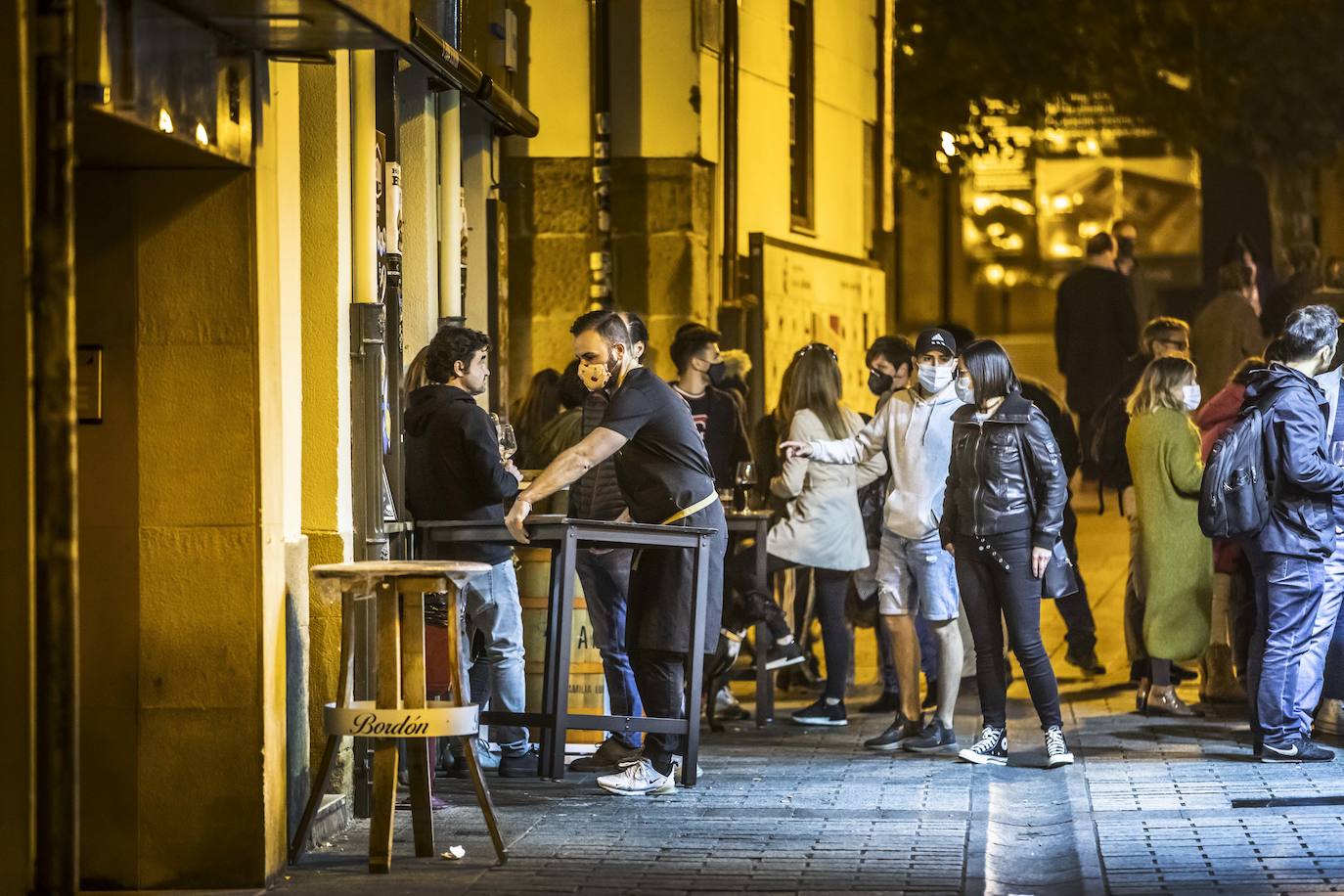 Los logroñeses han acudido a distintas zonas de la capital riojana para disfrutar de los locales antes de que bajen la persiana