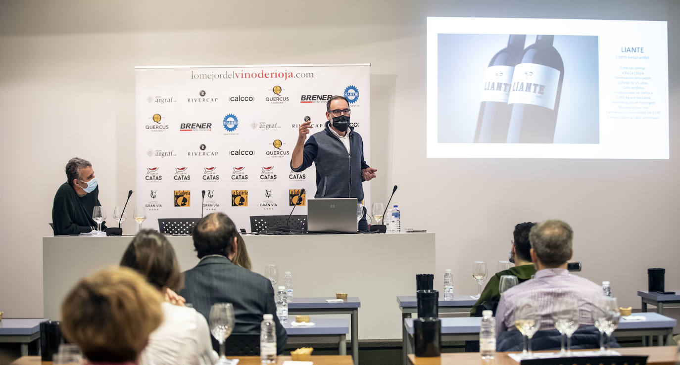 Jesús Manuel García, Bodegas Mazuela (Cenicero), presentó este jueves la gama completa de sus vinos para el club de catas de lomejordelvinoderioja.com, con un aforo reducido a 30 personas