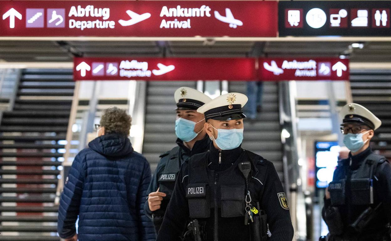 Varios policías en el Aeropuerto de Brandenburg en Schoenefeld