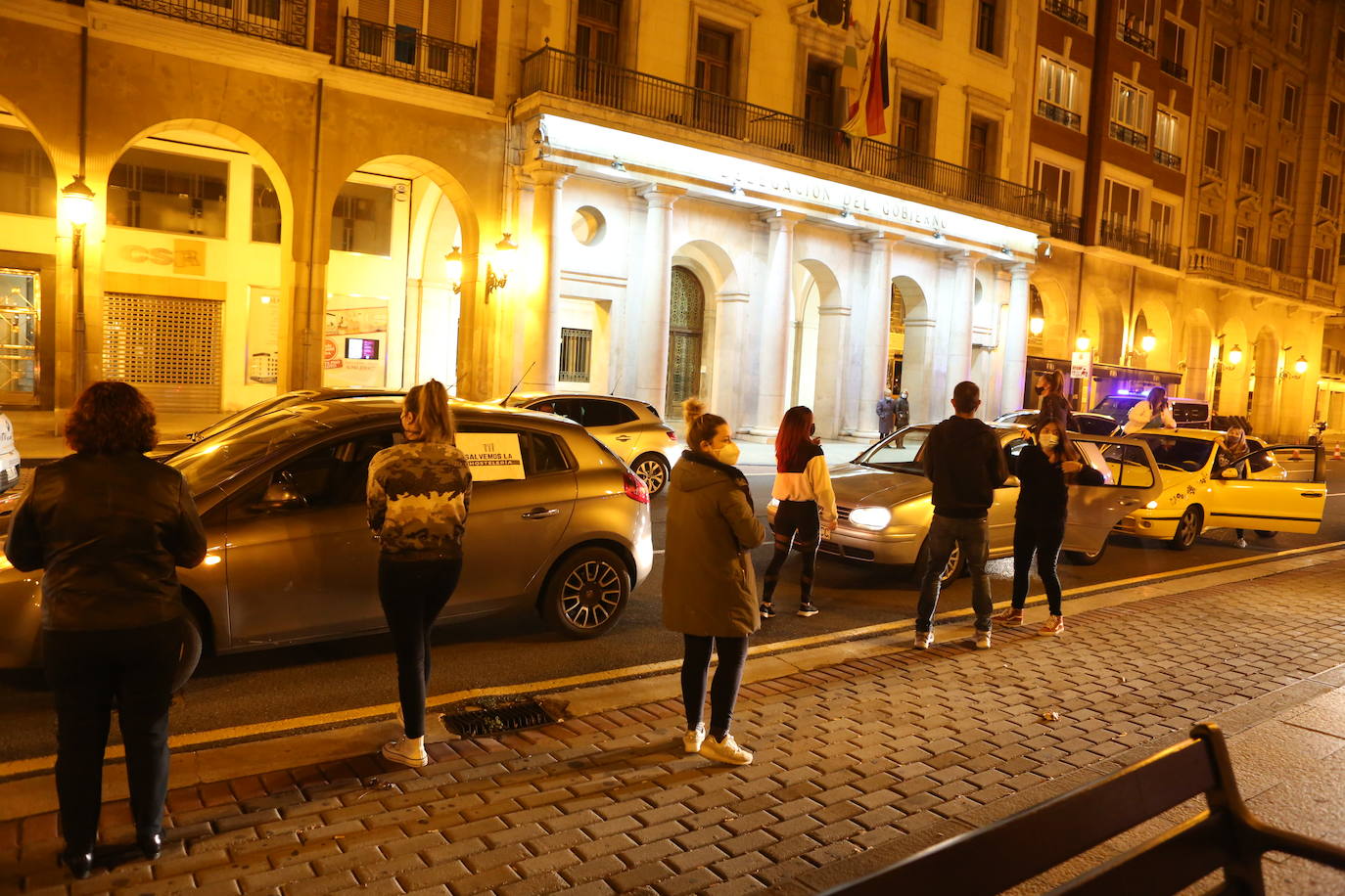 Al grito de «queremos trabajar» han recorrido el centro de Logroño.