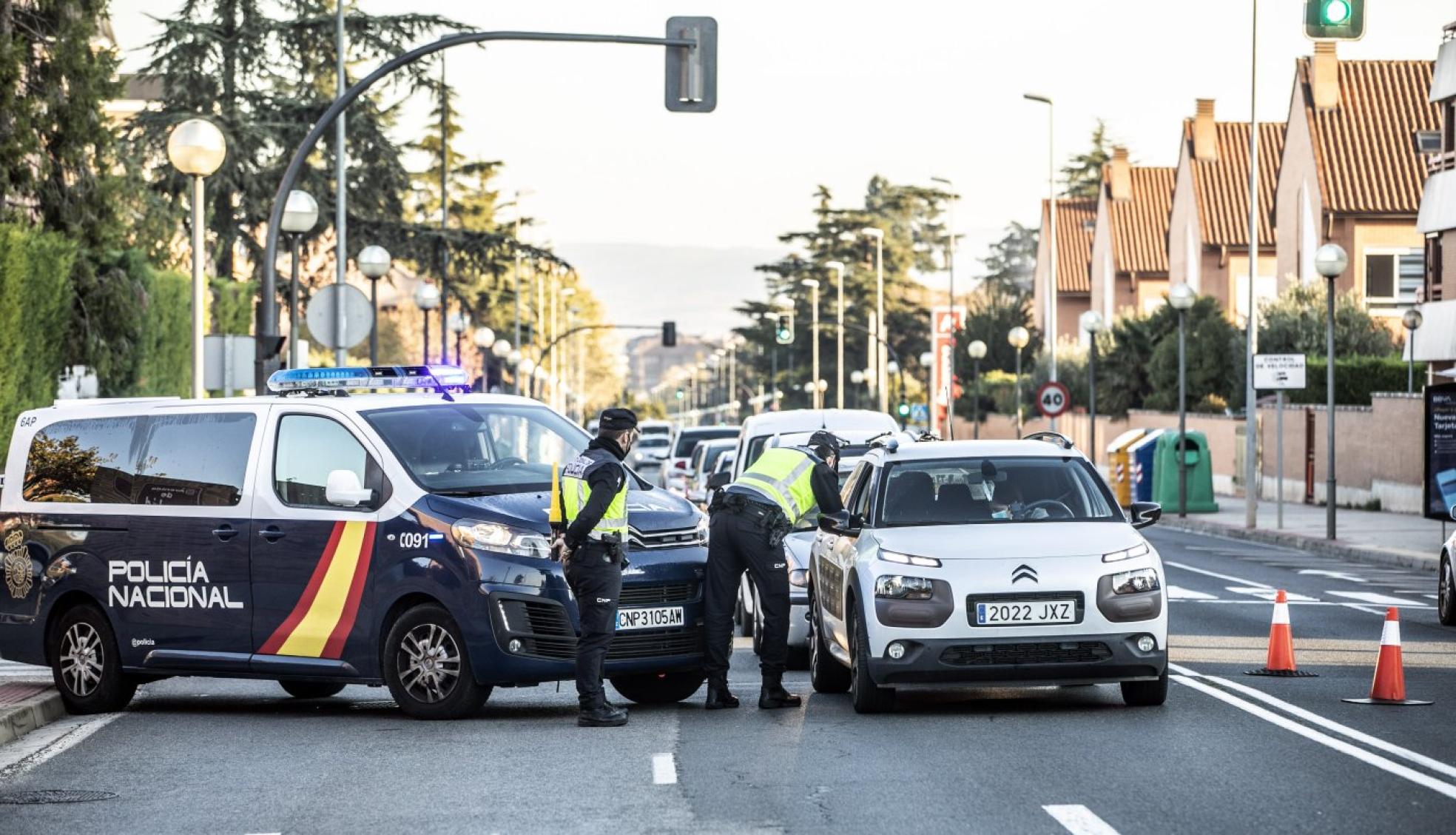 Los agentes de la Policía Nacional dispusieron un control en avenida de Madrid, en el límite entre Logroño y Lardero. 