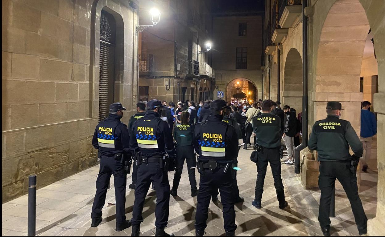 Disturbios en La Rioja: docenas de jóvenes queman contenedores y se enfrentan con la Policía en Haro