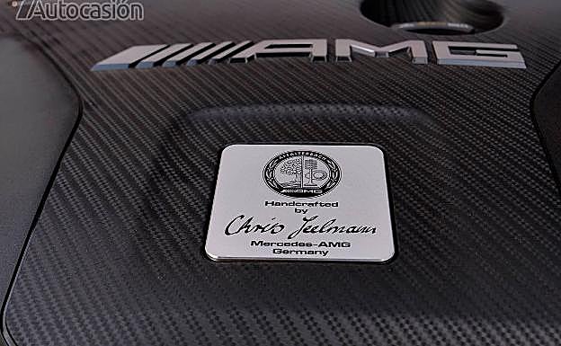 Cada motor lleva la firma del especialista encargado de su montaje.